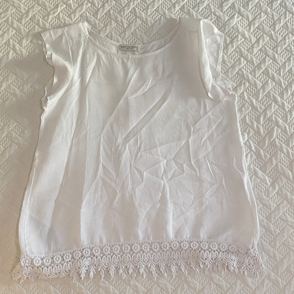 Elegant White Women’s Linen Blouse with Lace Trim Light & Comfortable Sleeveless